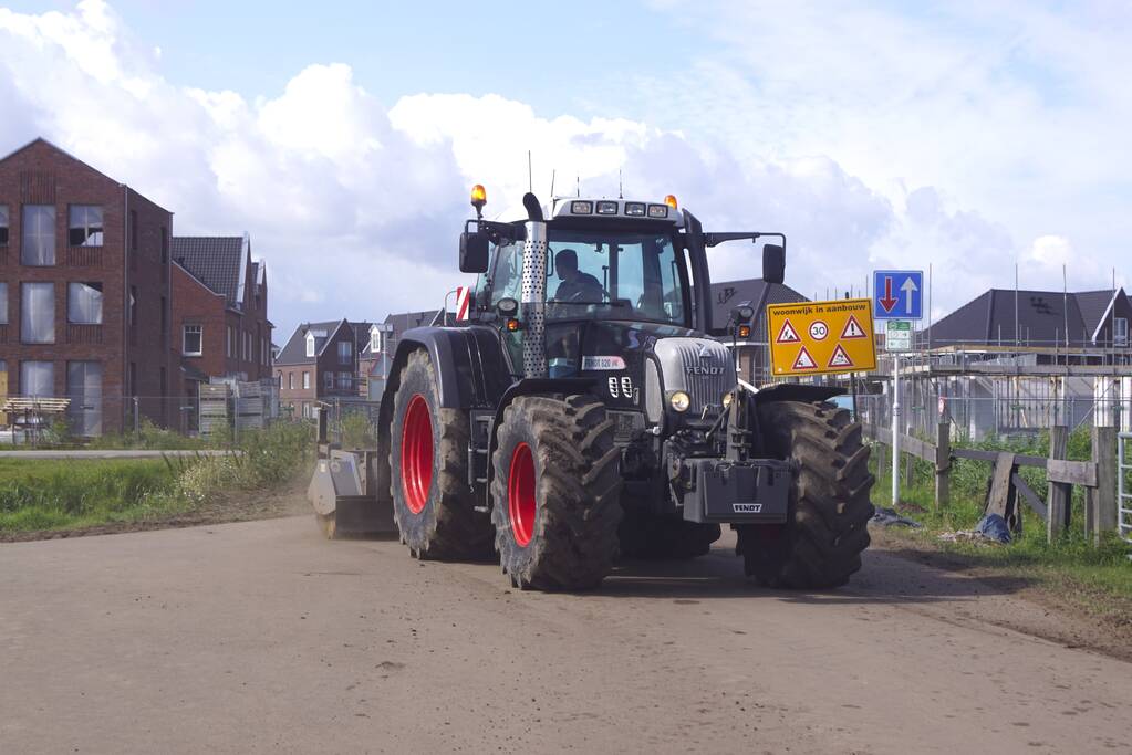 Grote hoeveelheden zand op de weg door werkzaamheden