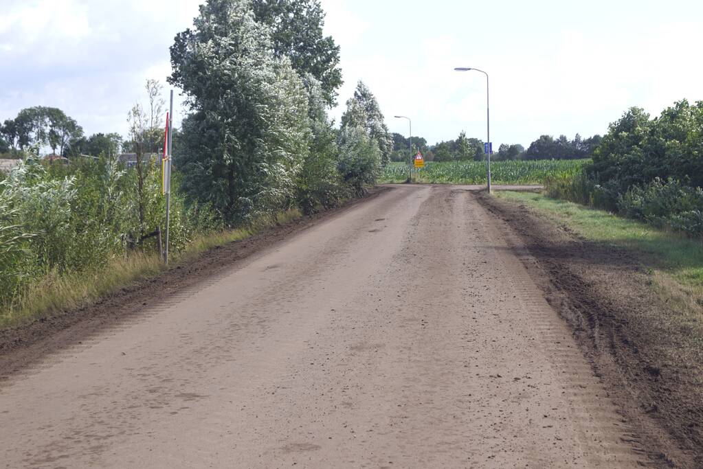 Grote hoeveelheden zand op de weg door werkzaamheden