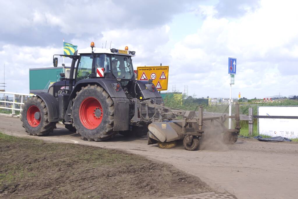 Grote hoeveelheden zand op de weg door werkzaamheden