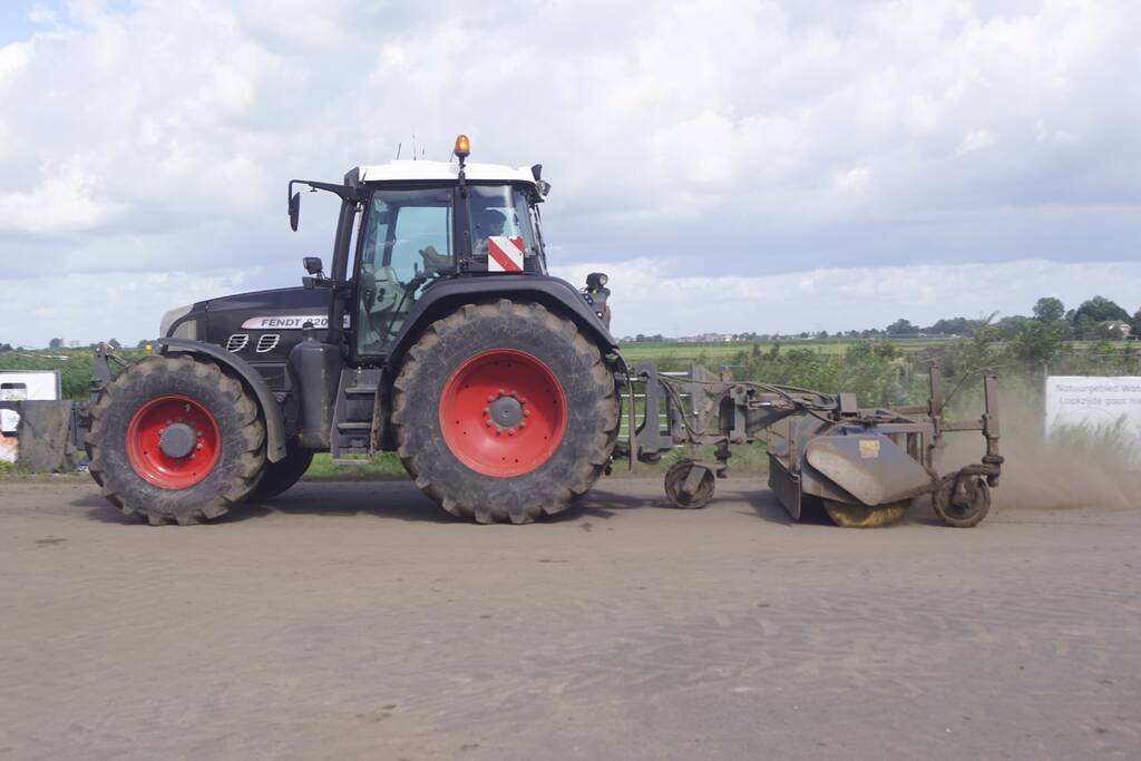 Grote hoeveelheden zand op de weg door werkzaamheden