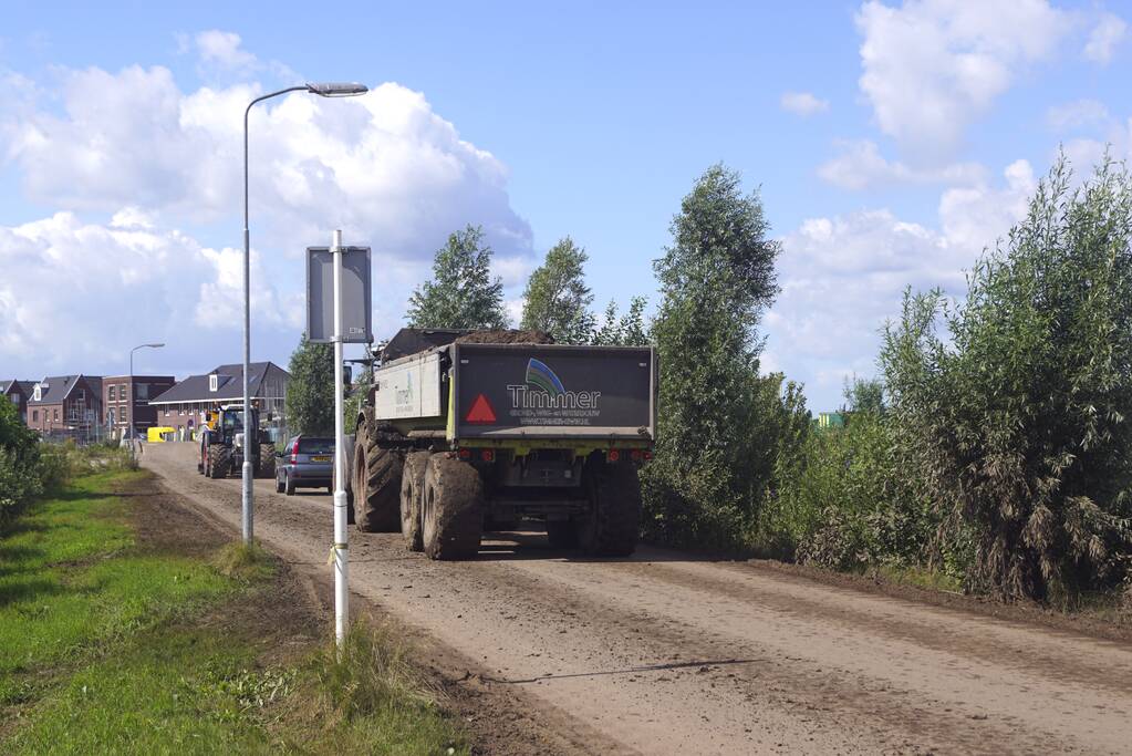 Grote hoeveelheden zand op de weg door werkzaamheden