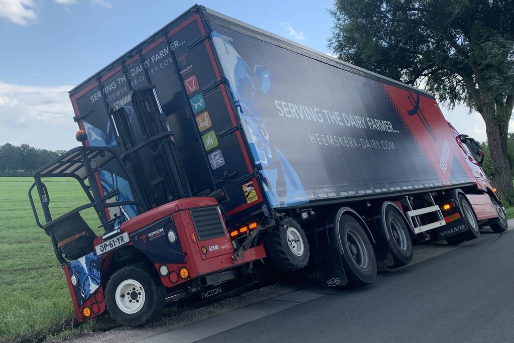 Vrachtwagen met oplegger komt vast te zitten in greppel