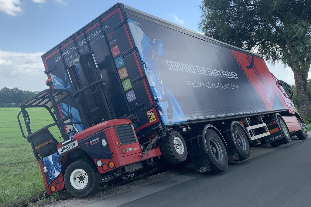 Vrachtwagen met oplegger komt vast te zitten in greppel