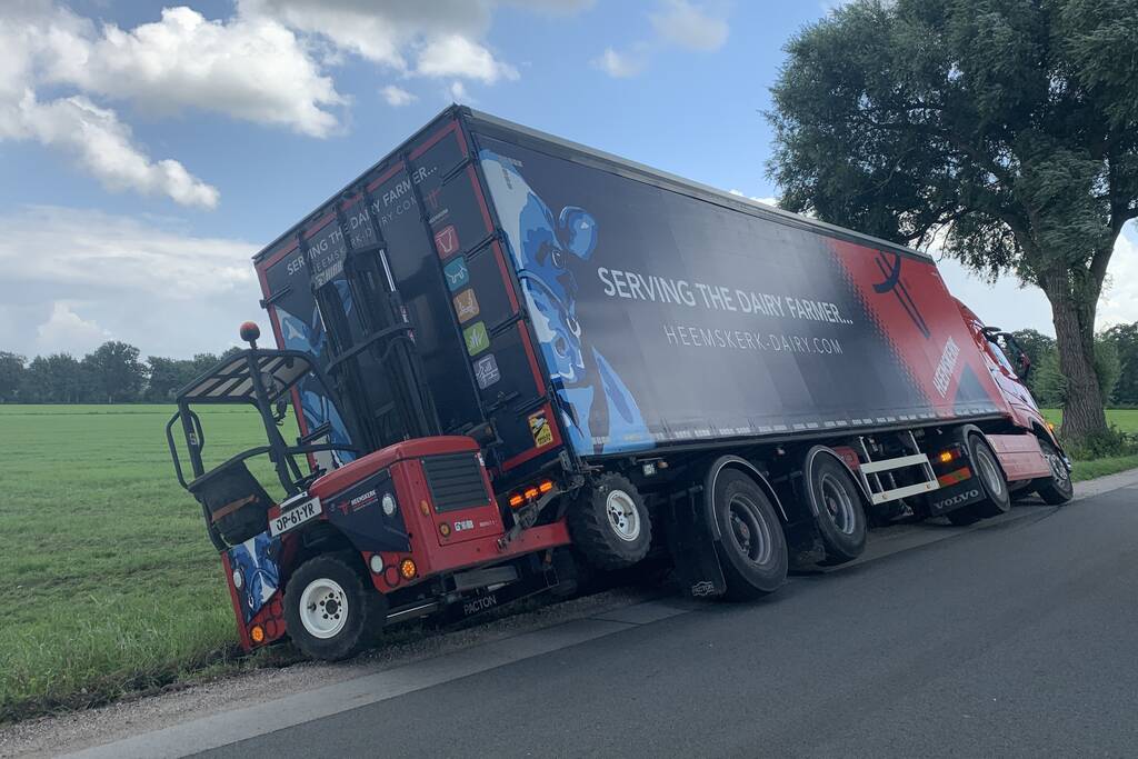 Vrachtwagen met oplegger komt vast te zitten in greppel
