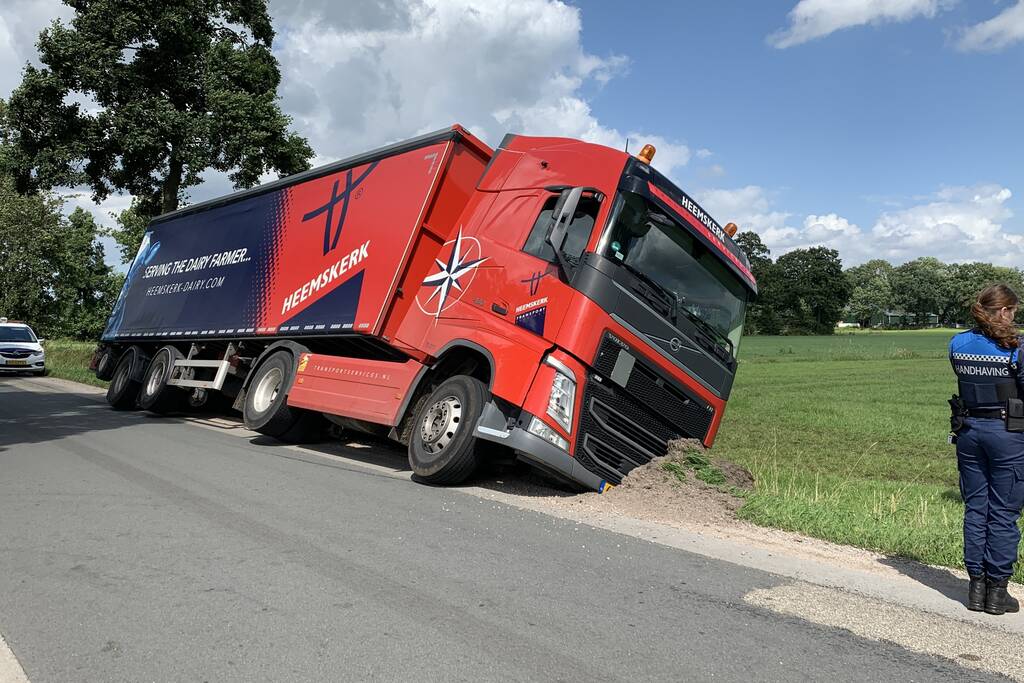 Vrachtwagen met oplegger komt vast te zitten in greppel