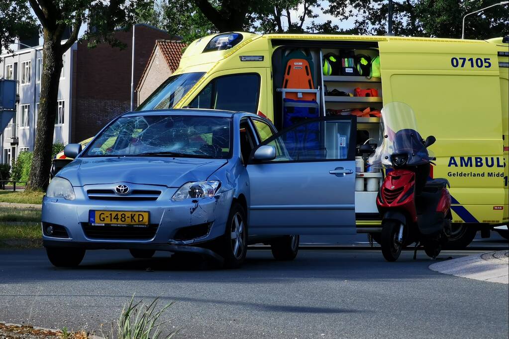 Twee personen gewond bij aanrijding op rotonde
