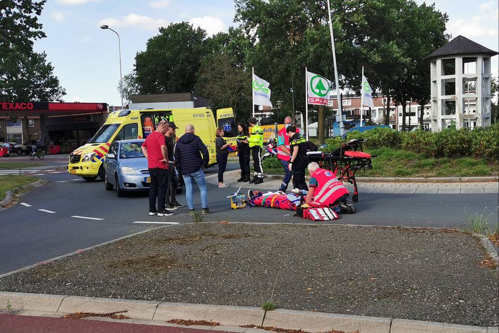 Twee personen gewond bij aanrijding op rotonde