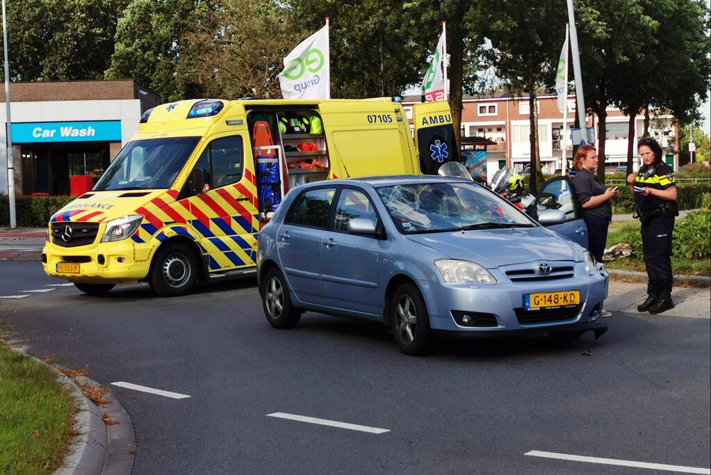 Twee personen gewond bij aanrijding op rotonde
