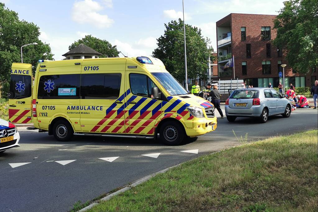 Twee personen gewond bij aanrijding op rotonde