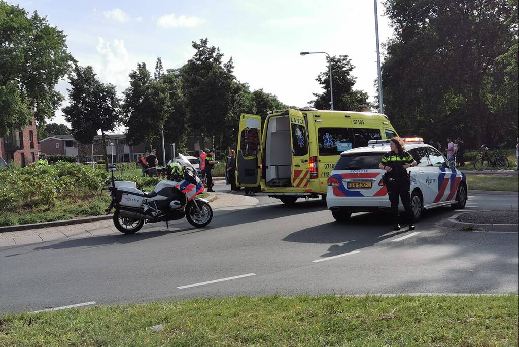 Twee personen gewond bij aanrijding op rotonde