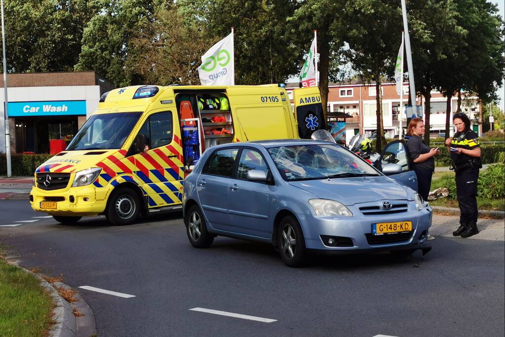 Twee personen gewond bij aanrijding op rotonde