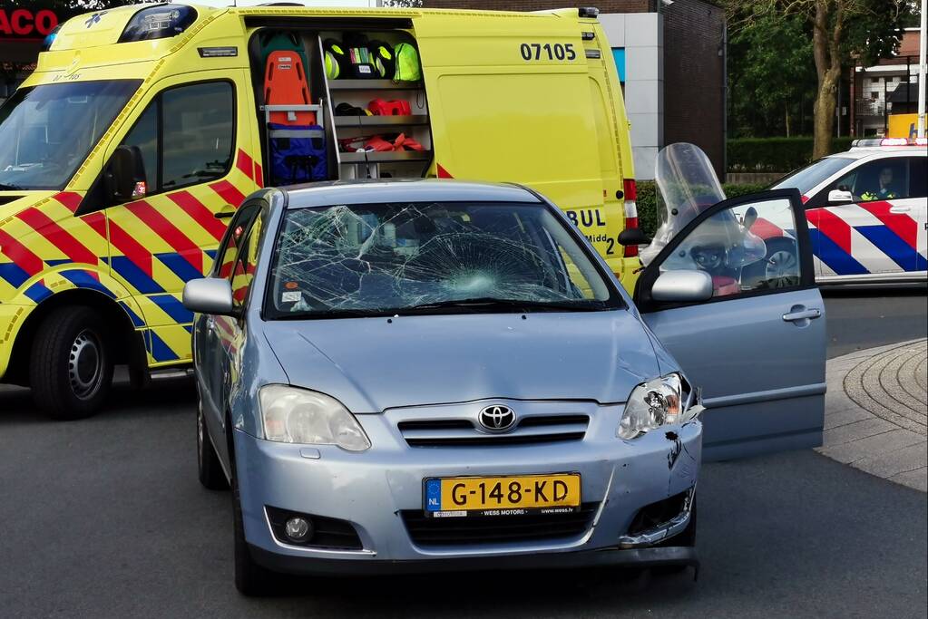 Twee personen gewond bij aanrijding op rotonde