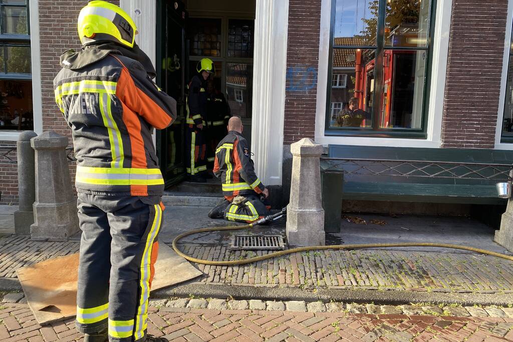 Brandende sigarettenpeuken in rooster zorgen voor brand