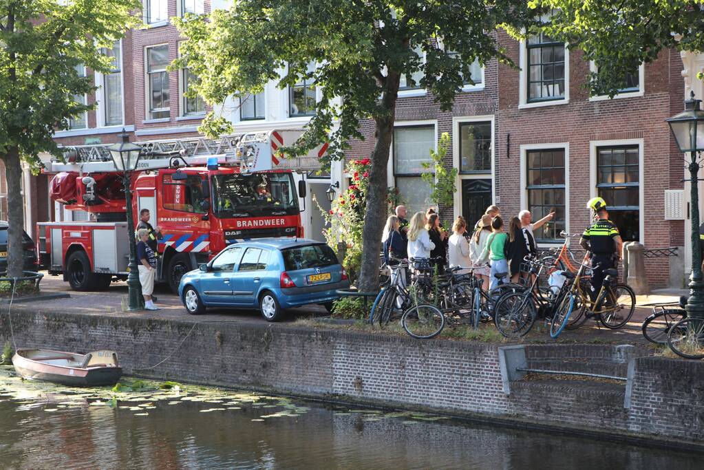 Brandende sigarettenpeuken in rooster zorgen voor brand