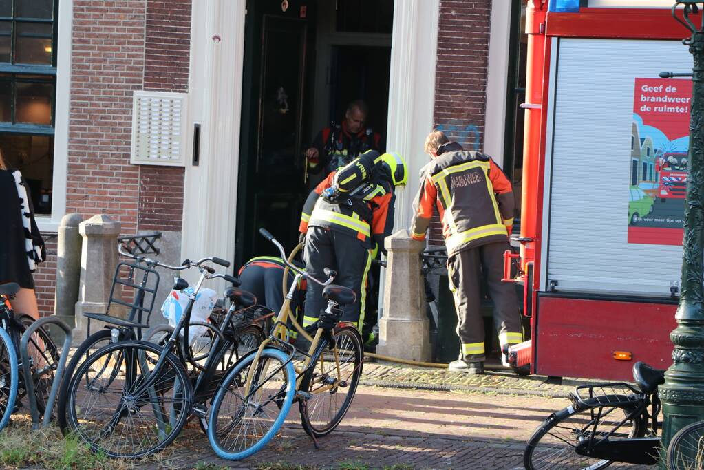Brandende sigarettenpeuken in rooster zorgen voor brand