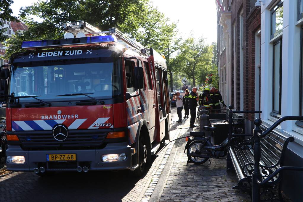 Brandende sigarettenpeuken in rooster zorgen voor brand