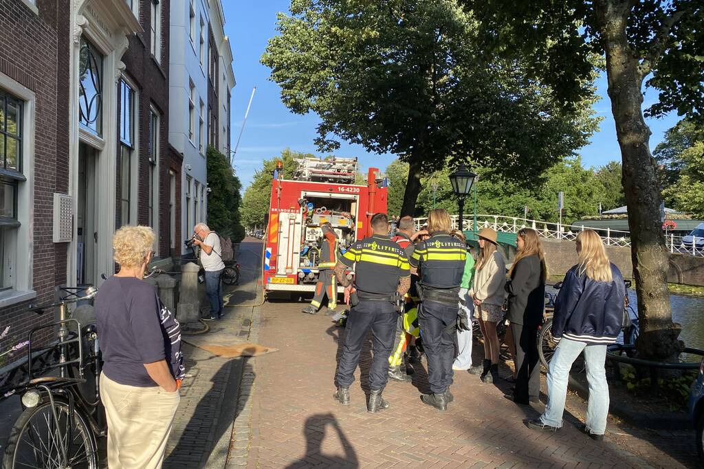 Brandende sigarettenpeuken in rooster zorgen voor brand