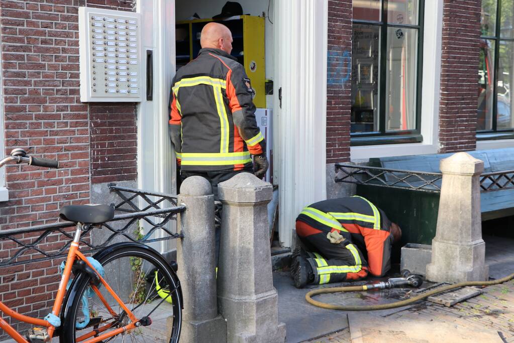 Brandende sigarettenpeuken in rooster zorgen voor brand