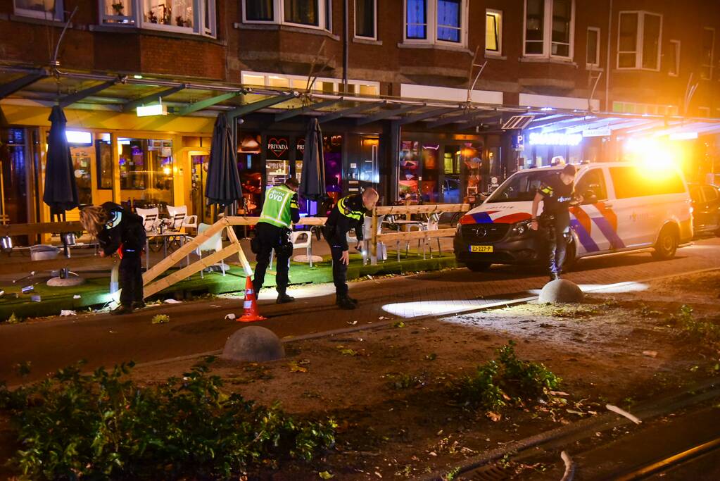 Mogelijke schietpartij op terras van café