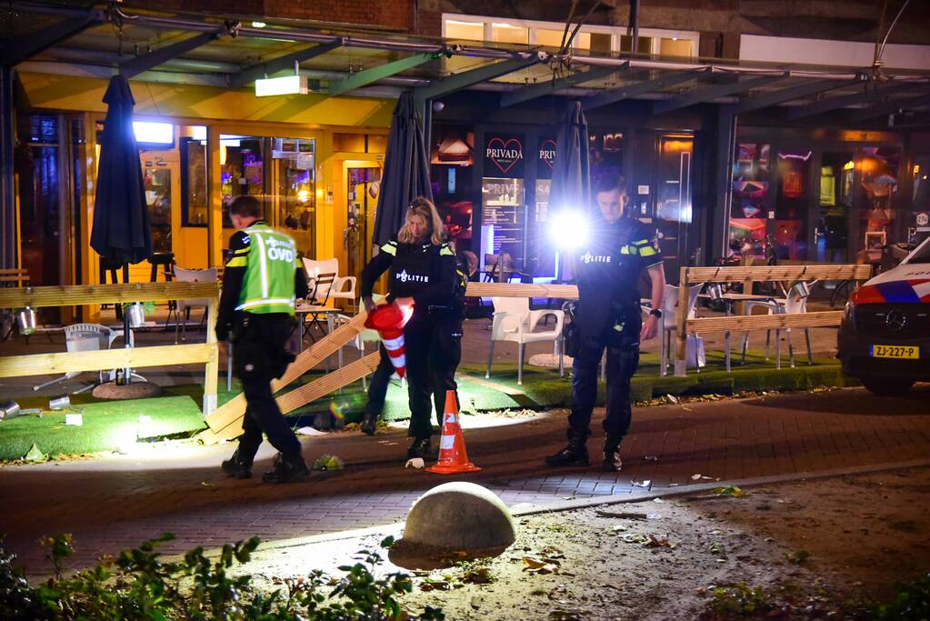 Mogelijke schietpartij op terras van café