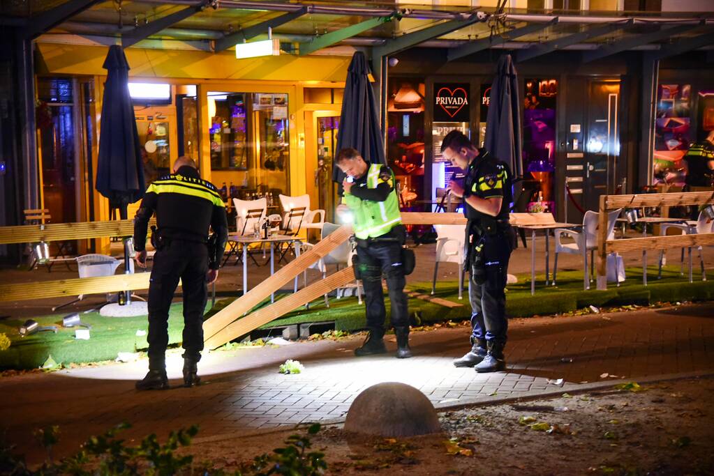 Mogelijke schietpartij op terras van café