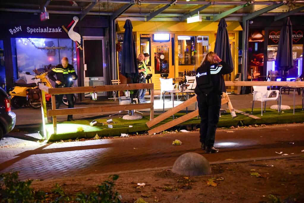 Mogelijke schietpartij op terras van café