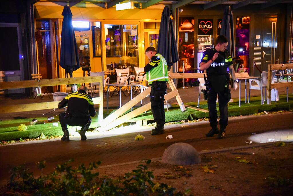 Mogelijke schietpartij op terras van café