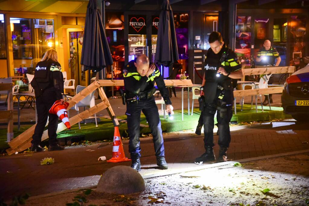 Mogelijke schietpartij op terras van café