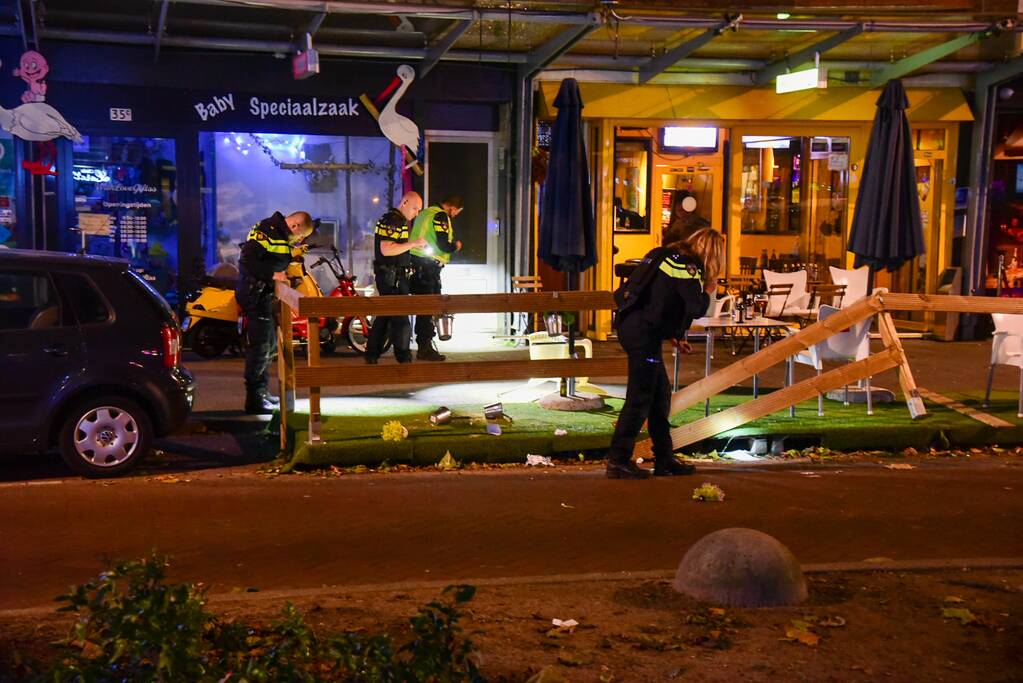 Mogelijke schietpartij op terras van café