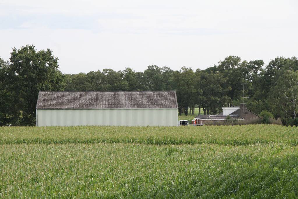 Politie doet inval in loods