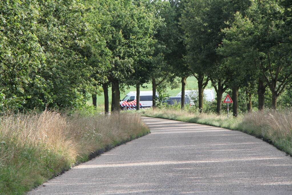 Politie doet inval in loods