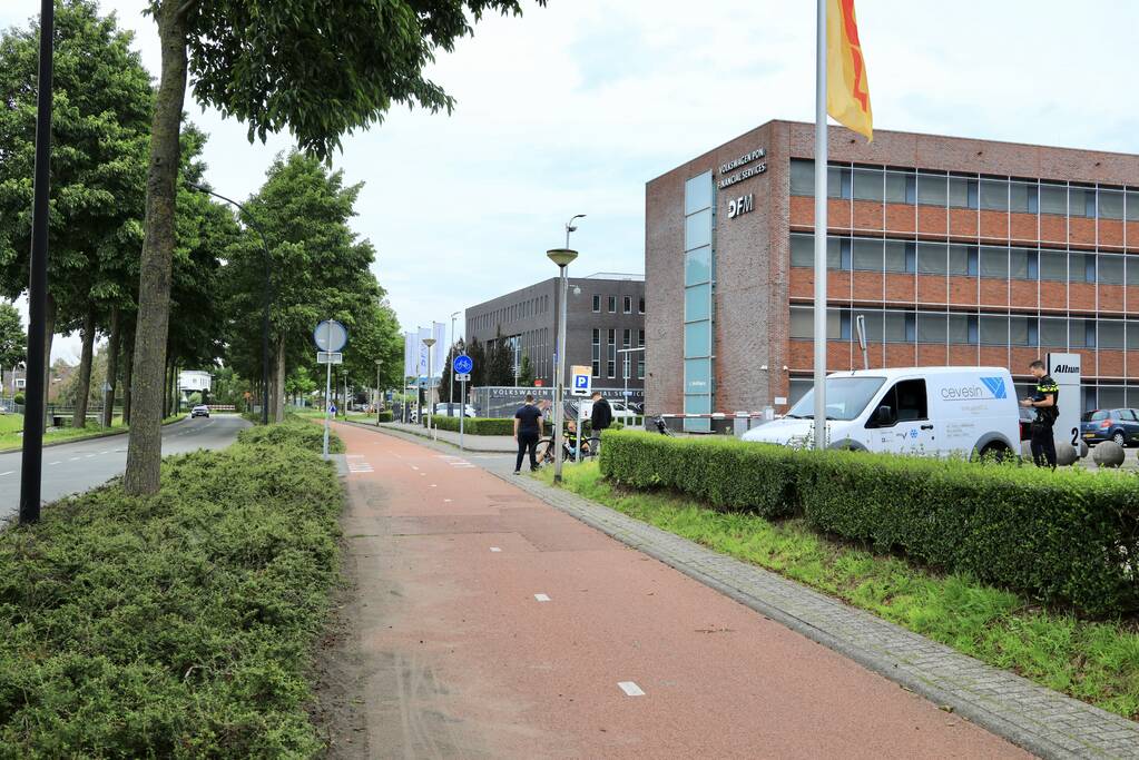 Bestelauto botst op wielrenner