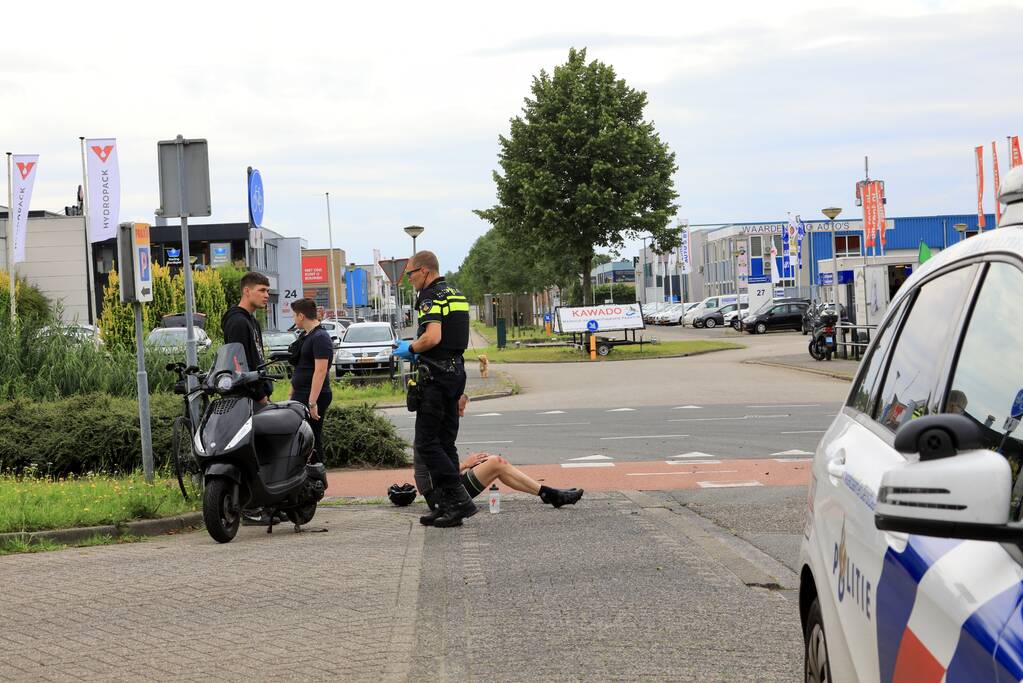 Bestelauto botst op wielrenner