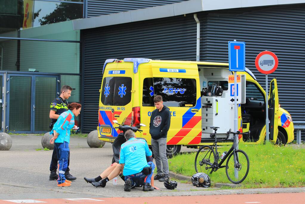 Bestelauto botst op wielrenner