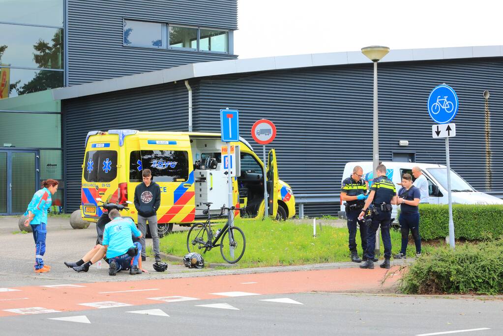 Bestelauto botst op wielrenner
