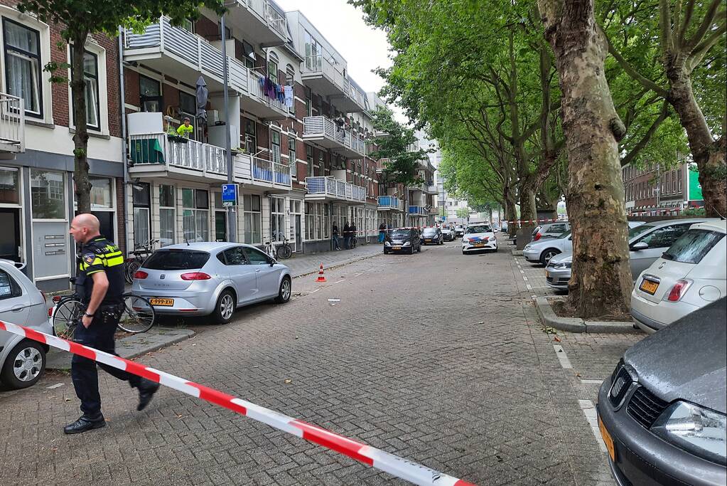 Straat in Feijenoord afgesloten na melding van schietpartij