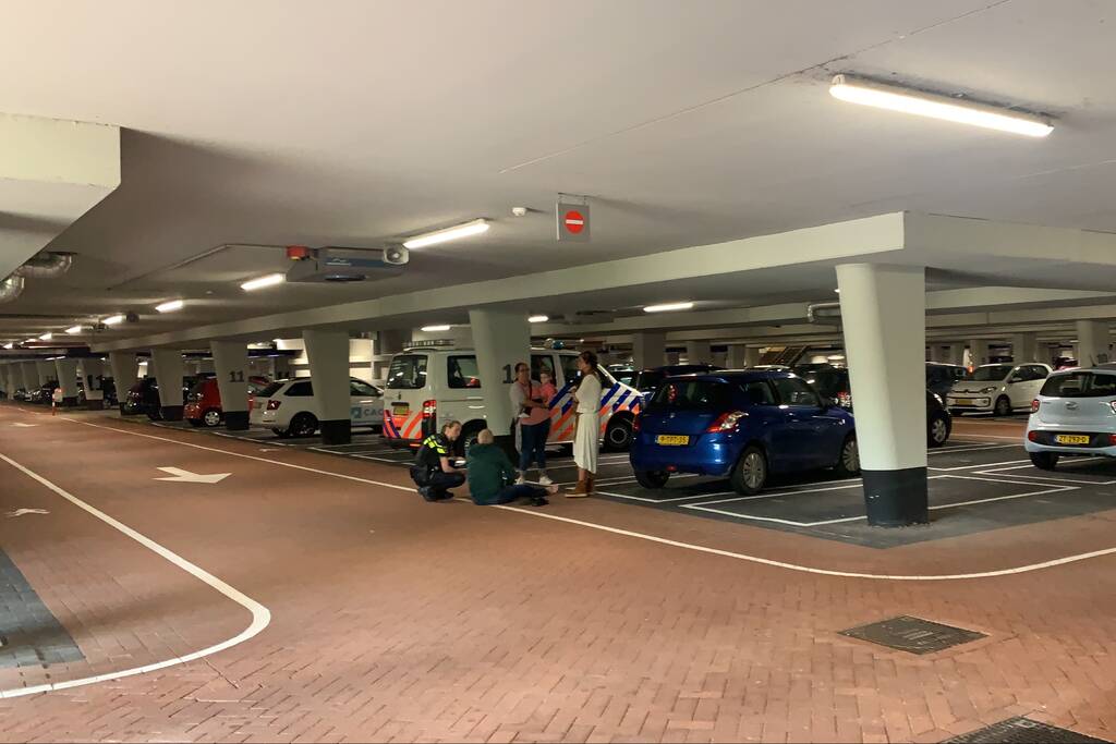 Man gewond bij aanrijding in parkeergarage