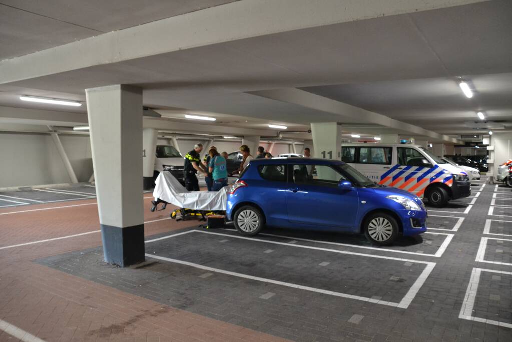 Man gewond bij aanrijding in parkeergarage