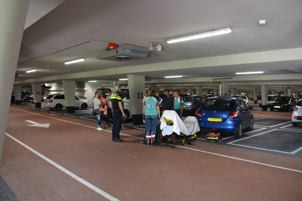 Man gewond bij aanrijding in parkeergarage
