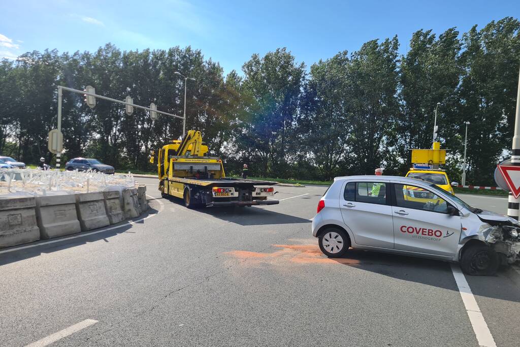 Bestuurder vliegt met auto uit de bocht en botst op betonblok