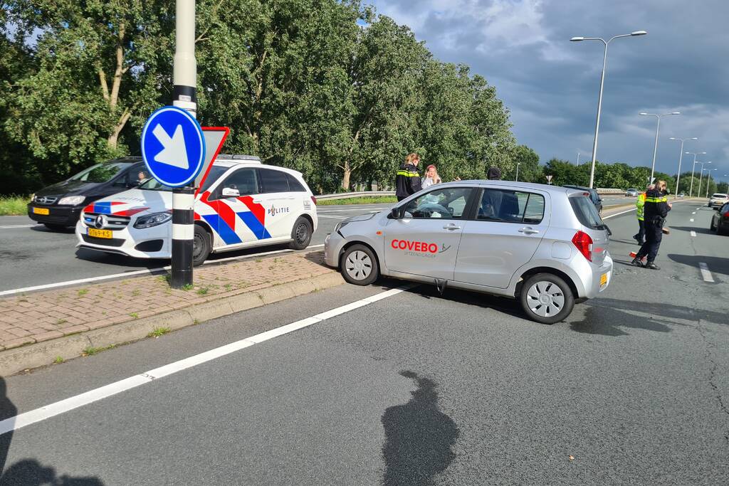 Bestuurder vliegt met auto uit de bocht en botst op betonblok