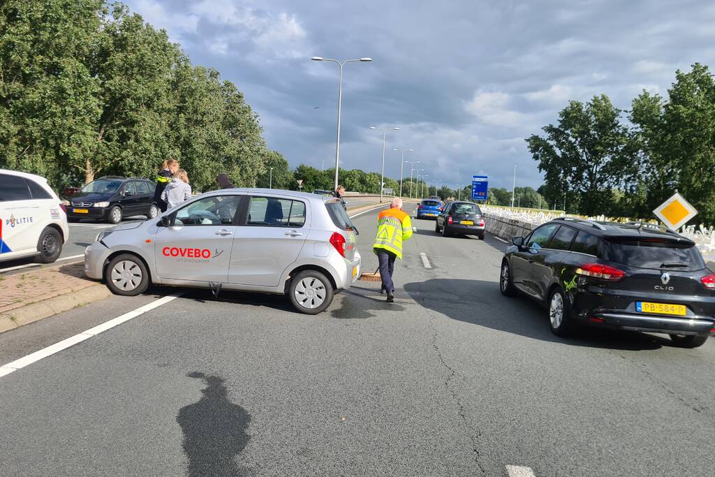 Bestuurder vliegt met auto uit de bocht en botst op betonblok