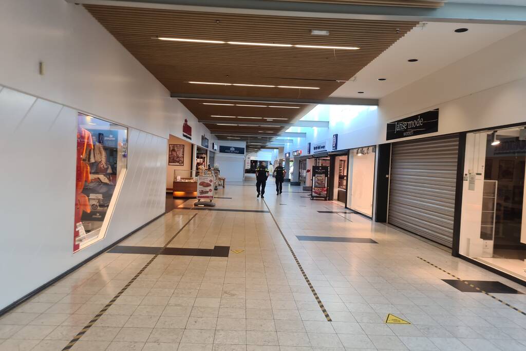 Veel politie voor bedreiging met wapen Winkelcentrum Bloemendaal