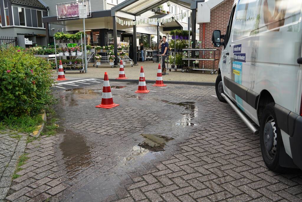 Drinkwater komt door de straatstenen omhoog