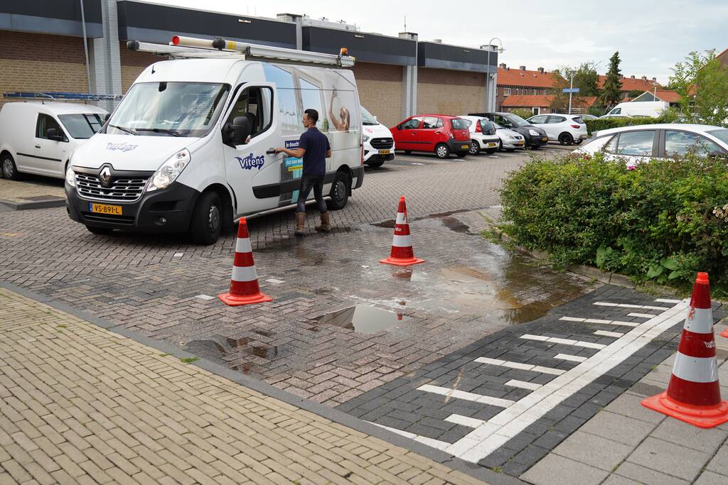 Drinkwater komt door de straatstenen omhoog