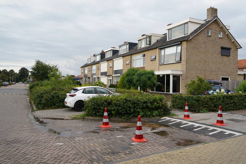 Drinkwater komt door de straatstenen omhoog