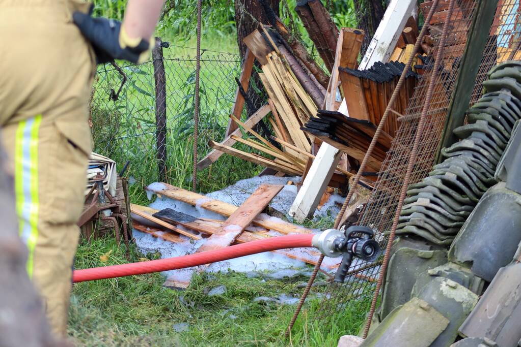 Brand in houtopslag slaat over naar schuur