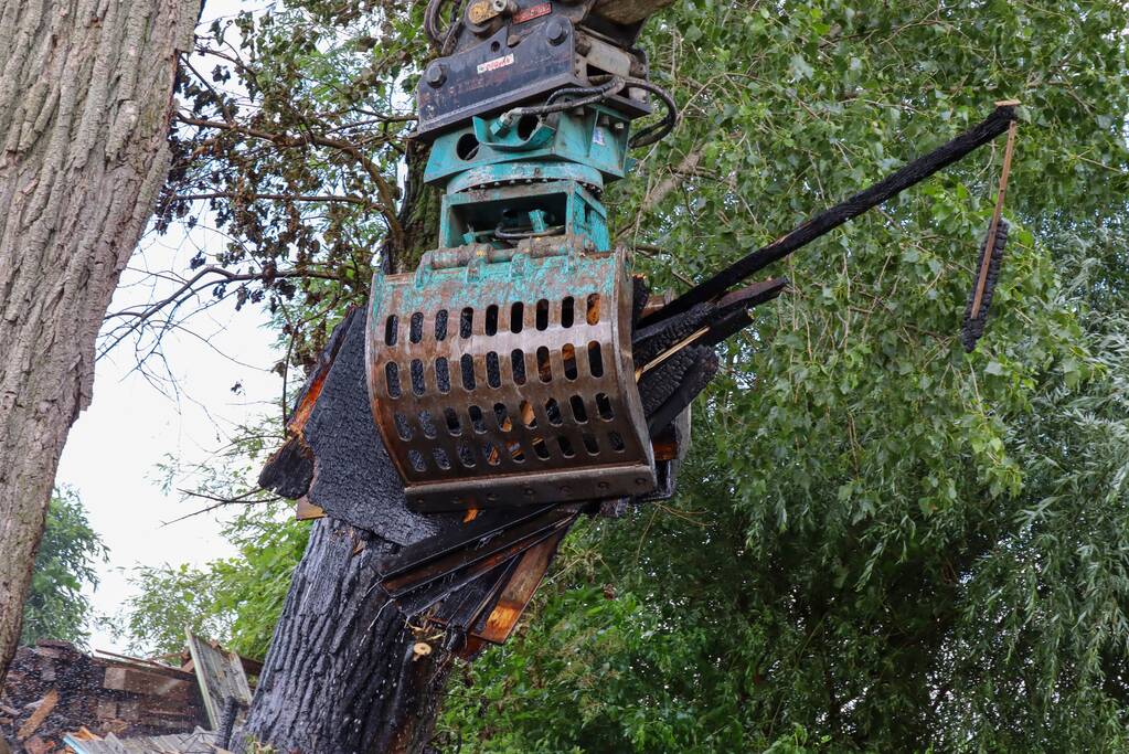 Brand in houtopslag slaat over naar schuur