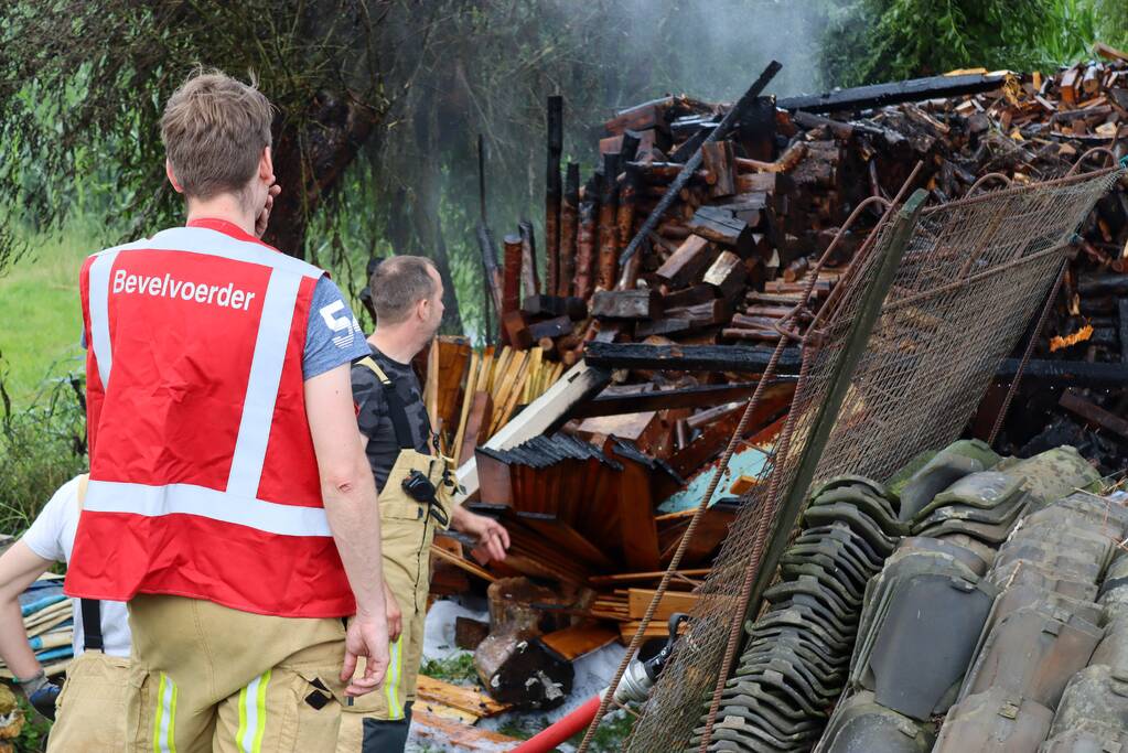 Brand in houtopslag slaat over naar schuur