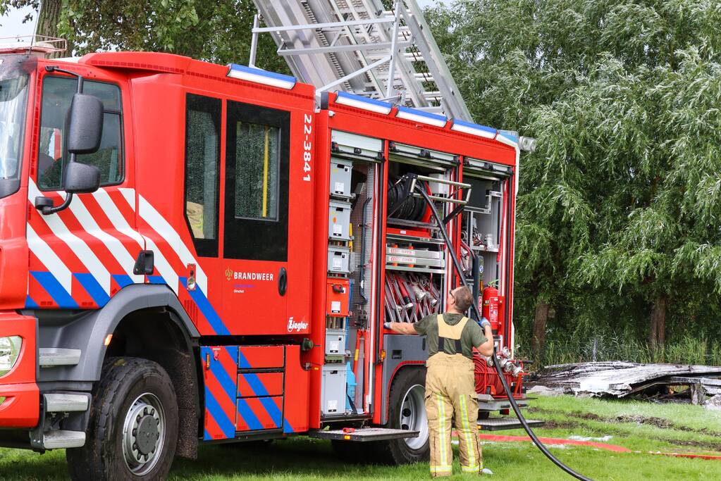 Brand in houtopslag slaat over naar schuur